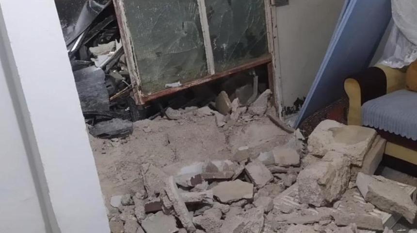 Kontrolden &ccedil;ıkan otomobil bah&ccedil;e duvarını yıkarak eve &ccedil;arptı: 1 yaralı