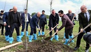 Bursa&rsquo;nın fethinin 700&rsquo;&uuml;nc&uuml; yılında Karacabey&rsquo;de fidanlar toprakla buluştu