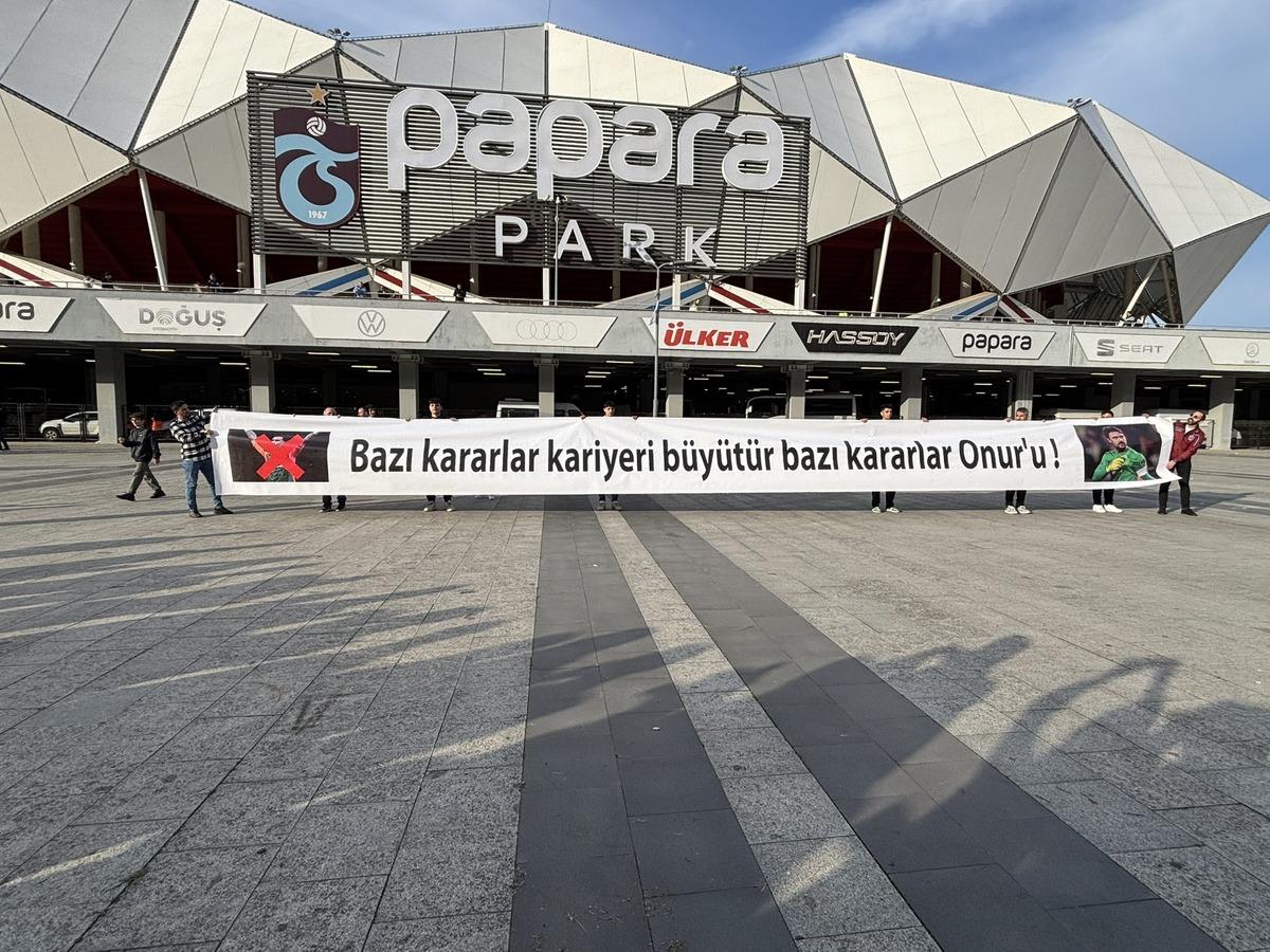 Trabzonspor taraftarı &ccedil;ıldırdı! Galatasaray derbisinde Uğurcan &Ccedil;akır i&ccedil;in dev hazırlık 3