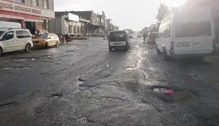 Diyarbakır'da bozulan yollar s&uuml;r&uuml;c&uuml;lere zor anlar yaşatıyor