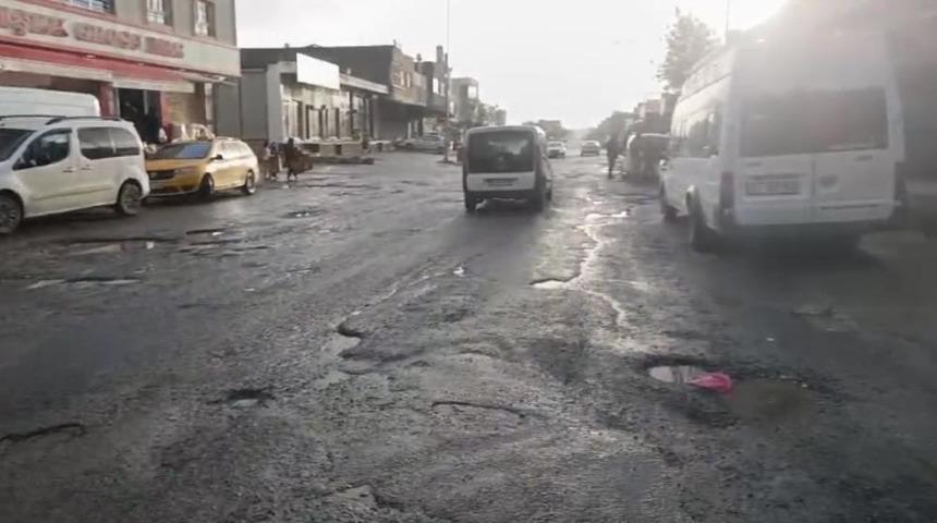Diyarbakır'da bozulan yollar s&uuml;r&uuml;c&uuml;lere zor anlar yaşatıyor