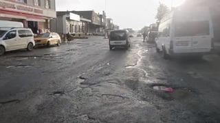 Diyarbakır'da bozulan yollar sürücülere zor anlar yaşatıyor