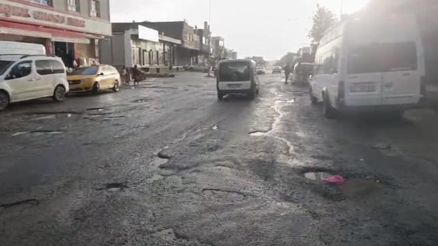 Diyarbakır'da bozulan yollar sürücülere zor anlar yaşatıyor