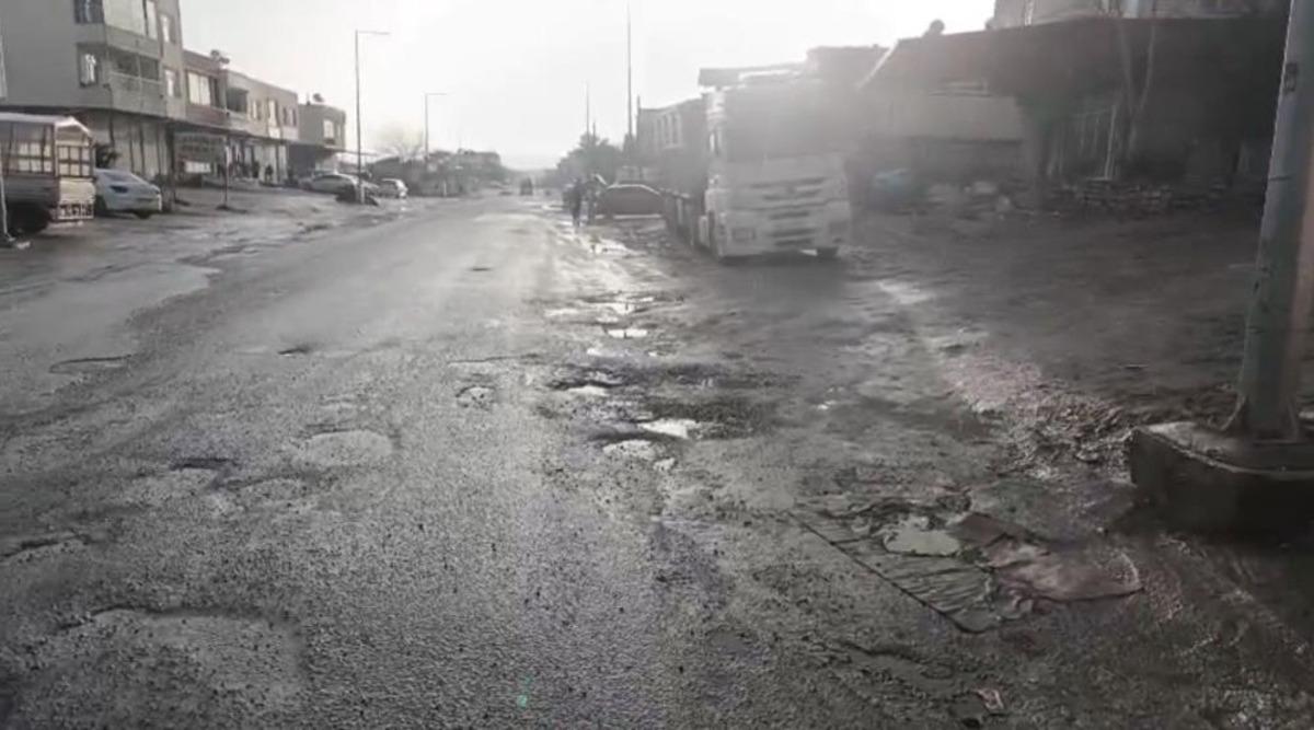 Diyarbakır da bozulan yollar s&uuml;r&uuml;c&uuml;lere zor anlar yaşatıyor 1