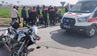 Kahramanmaraş'ta ehliyetsiz s&uuml;r&uuml;c&uuml; polislere &ccedil;arptı: 2 polis yaralı