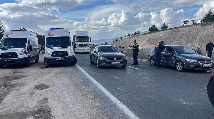 Otomobil ile tır &ccedil;arpıştı: 2 yaşındaki &ccedil;ocuk hayatını kaybetti