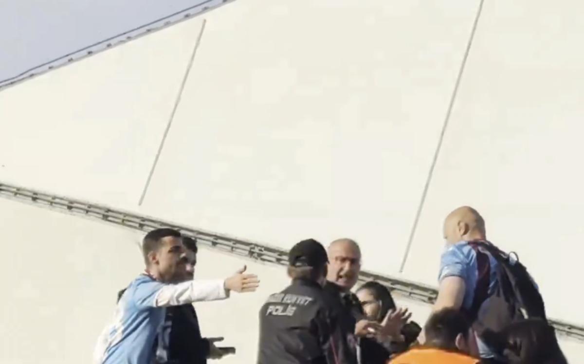 Trabzonspor taraftarı, Galatasaraylı kadın taraftarın &uuml;st&uuml;ndeki formayı &ccedil;ıkarttırdı! 2