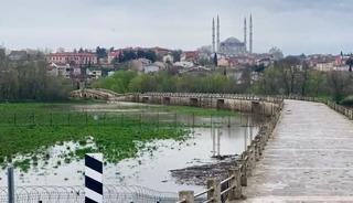 Edirne&rsquo;de Tunca Nehri taştı: Sara&ccedil;hane K&ouml;pr&uuml;s&uuml; trafiğe kapandı