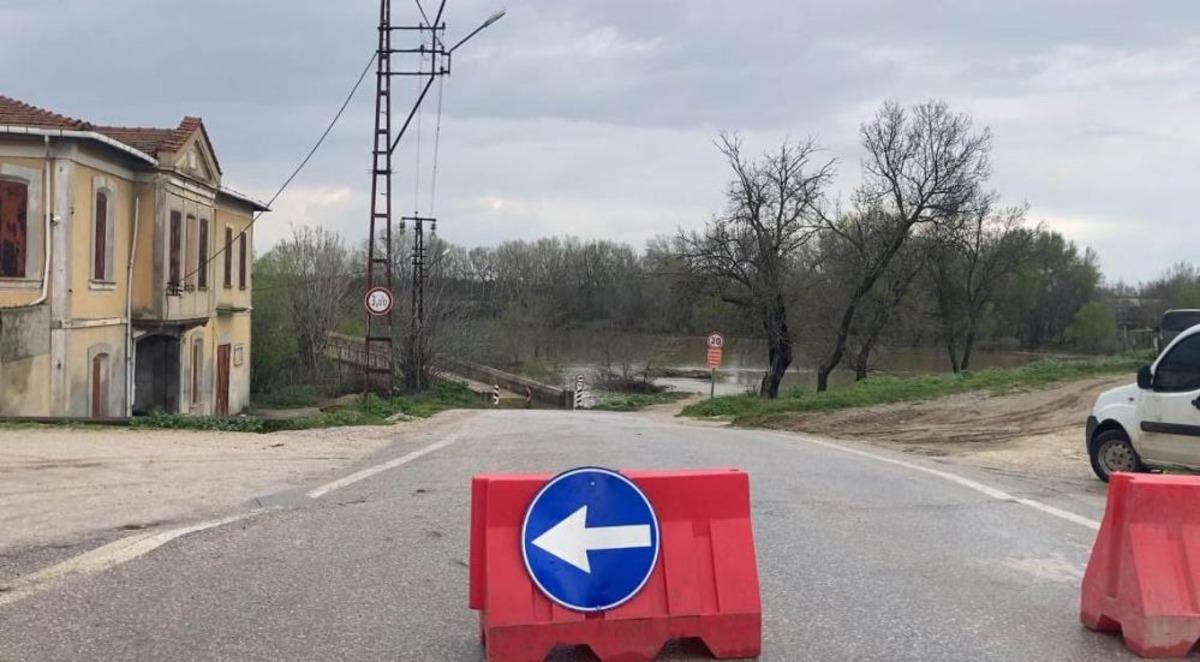 Edirne&rsquo;de Tunca Nehri taştı: Sara&ccedil;hane K&ouml;pr&uuml;s&uuml; trafiğe kapandı 3