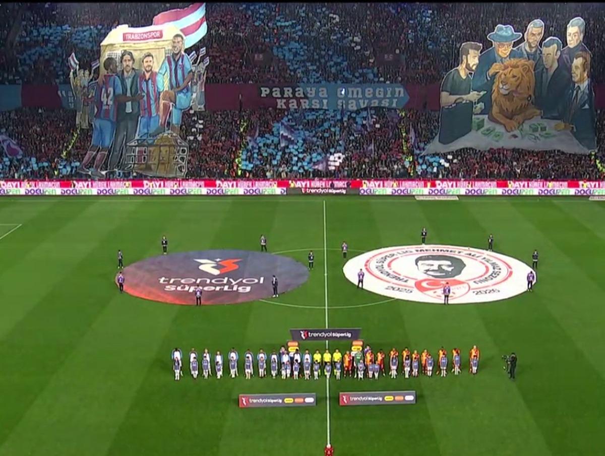 Trabzonspor taraftarından &ouml;zel koreografi! "Paraya Karşı Emeğin Savaşı!" 1