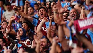 Trabzonspor'dan koreografi! "Paraya Karşı Emeğin Savaşı!"