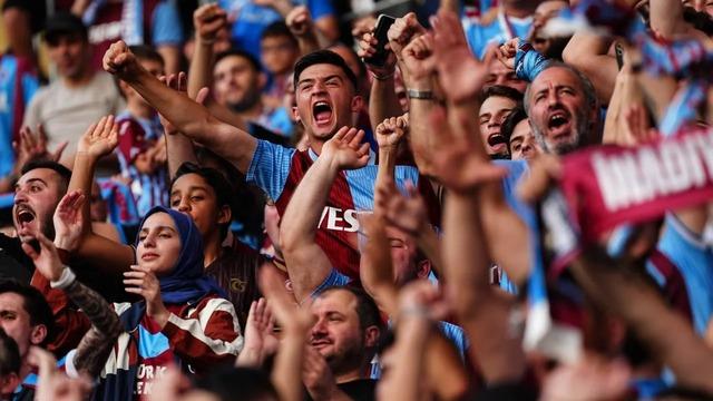 Trabzonspor taraftarından özel koreografi! Paraya Karşı Emeğin Savaşı!