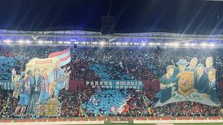 Trabzonspor taraftarından özel koreografi! Paraya Karşı Emeğin Savaşı!