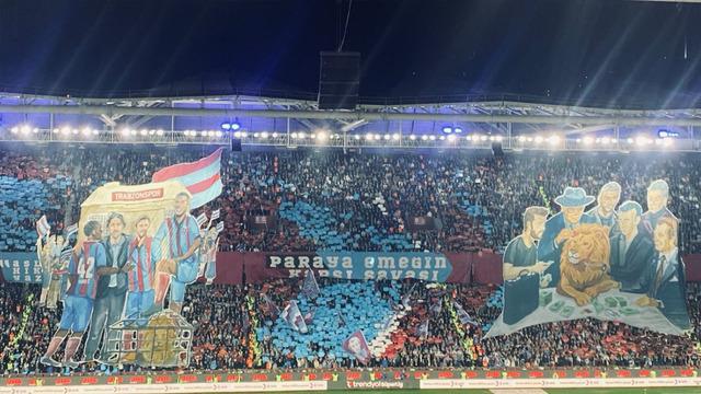 Trabzonspor taraftarından özel koreografi! Paraya Karşı Emeğin Savaşı!