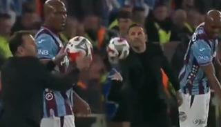 Okan Buruk'tan ma&ccedil; oynanırken ilgin&ccedil; hareket! Sahaya girdi, oyuncunun elinden topu aldı