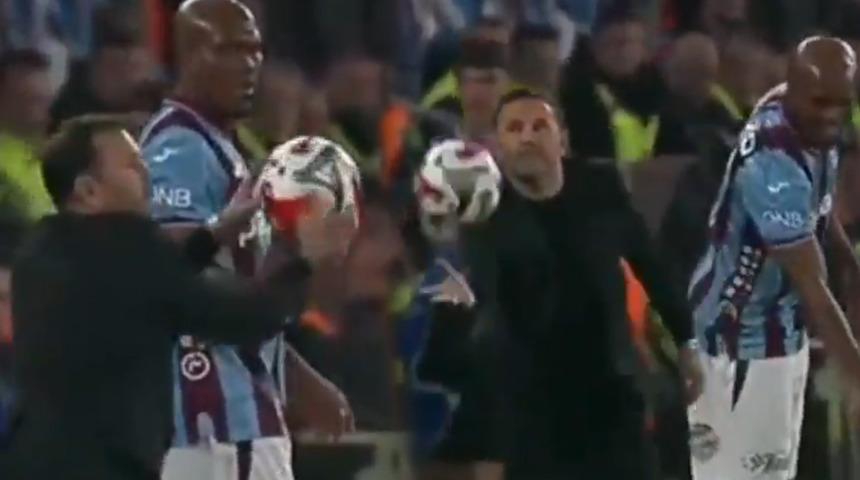 Okan Buruk'tan ma&ccedil; oynanırken ilgin&ccedil; hareket! Sahaya girdi, oyuncunun elinden topu aldı