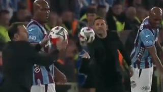 Okan Buruk'tan maç oynanırken ilginç hareket! Sahaya girdi, oyuncunun elinden topu aldı