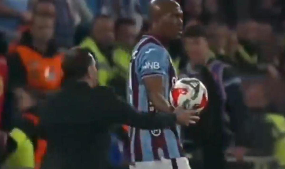 Okan Buruk tan maç oynanırken ilginç hareket! Sahaya girdi, oyuncunun elinden topu aldı 1