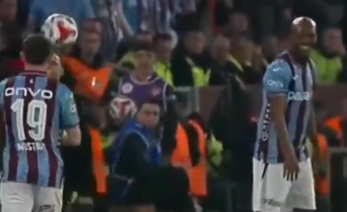 Okan Buruk tan maç oynanırken ilginç hareket! Sahaya girdi, oyuncunun elinden topu aldı 2