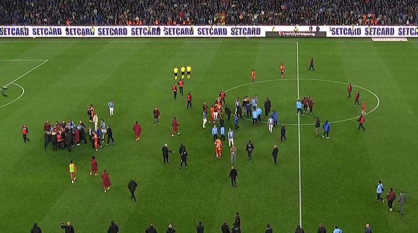 Trabzonspor - Galatasaray ma&ccedil;ı sonrası saha karıştı! Abd&uuml;lkerim Bardakcı'yı zor tuttular