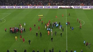 Trabzonspor - Galatasaray maçı sonrası saha karıştı! Abdülkerim Bardakcı'yı zor tuttular