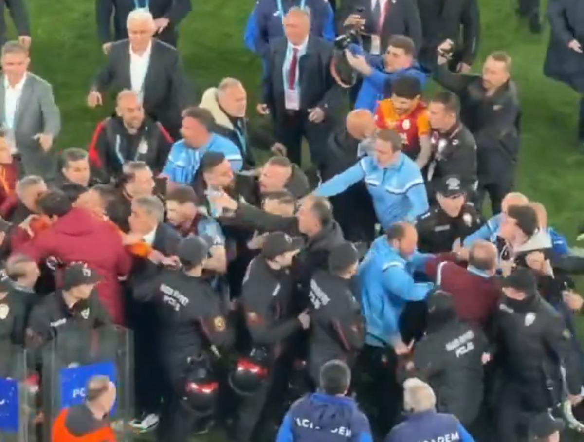 Trabzonspor - Galatasaray ma&ccedil;ı sonrası saha karıştı! Abd&uuml;lkerim Bardakcı yı zor tuttular 2