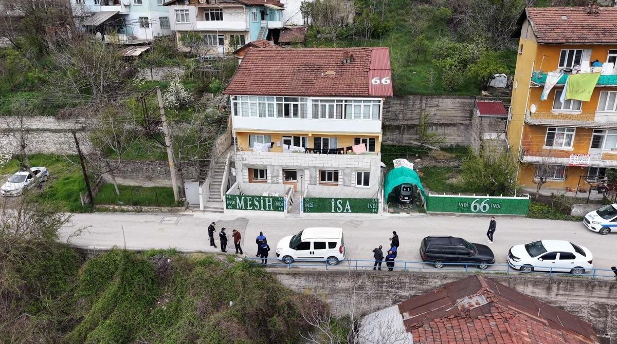 Yer: Karab&uuml;k! Kendisini  Mesih  ilan etti: Evine yazdığı yazılar ekipleri harekete ge&ccedil;irdi 4