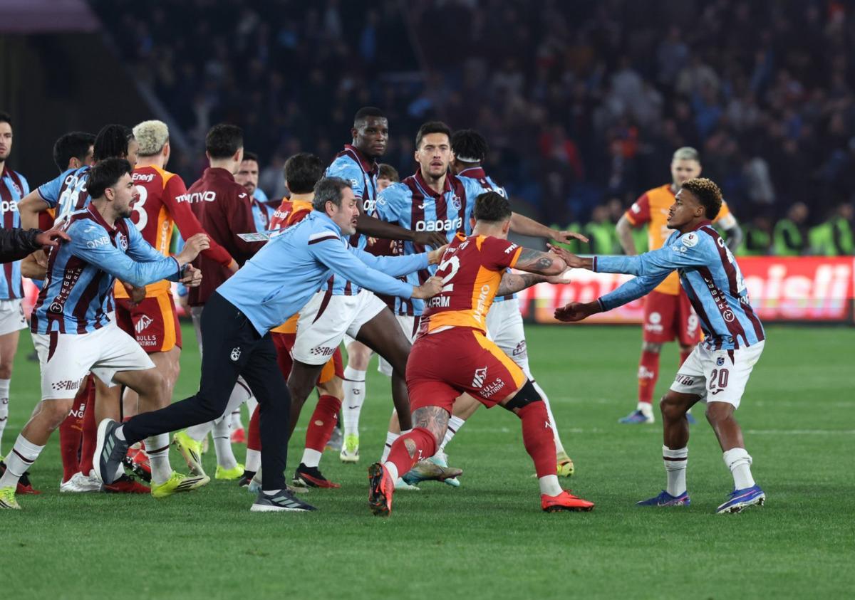 Yunus Akgün maç sonunda patladı: "18 yaşındaki çocuk, Abdülkerim ağabeye küfrediyor" 1