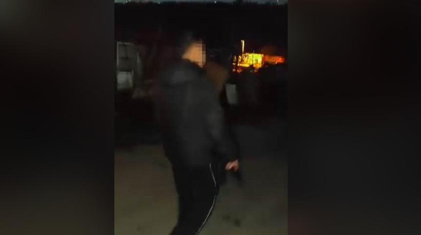 G&ouml;r&uuml;nt&uuml;ler sosyal medyada g&uuml;ndem oldu! İstanbul'da uzun namlulu silahla sokakta dolaşan şahıslar yakalandı