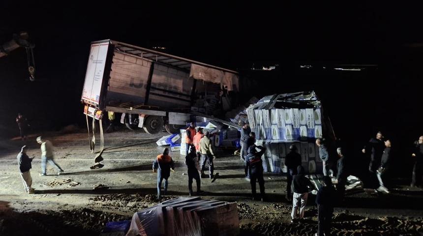 Kayan tır devrildi, Ankara-Tokat karayolu saatlerce ulaşıma kapandı