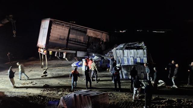 Kayan tır devrildi, Ankara-Tokat karayolu saatlerce ulaşıma kapandı