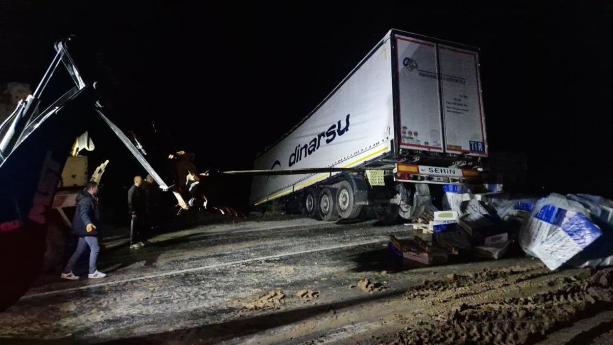 Kayan tır devrildi, Ankara-Tokat karayolu saatlerce ulaşıma kapandı 2