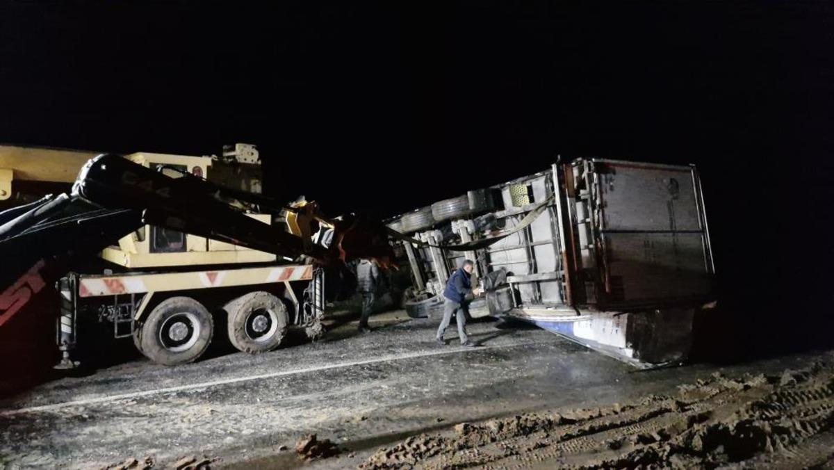 Kayan tır devrildi, Ankara-Tokat karayolu saatlerce ulaşıma kapandı 1