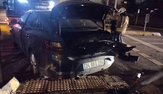 Kartal&rsquo;da iki otomobil &ccedil;arpıştı: 2 yaralı