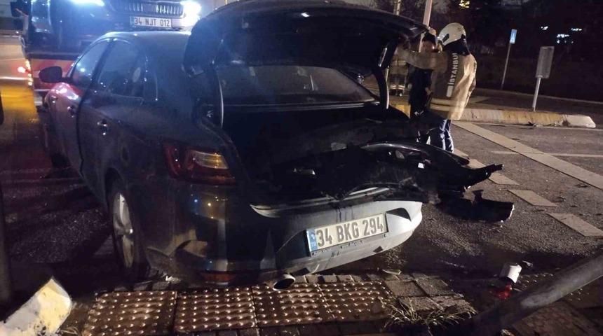 Kartal&rsquo;da iki otomobil &ccedil;arpıştı: 2 yaralı