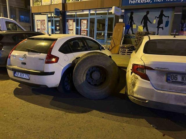 Kars&rsquo;ta seyir halindeki kamyonun tekeri koptu: Park halindeki ara&ccedil;lar zarar g&ouml;rd&uuml; 4