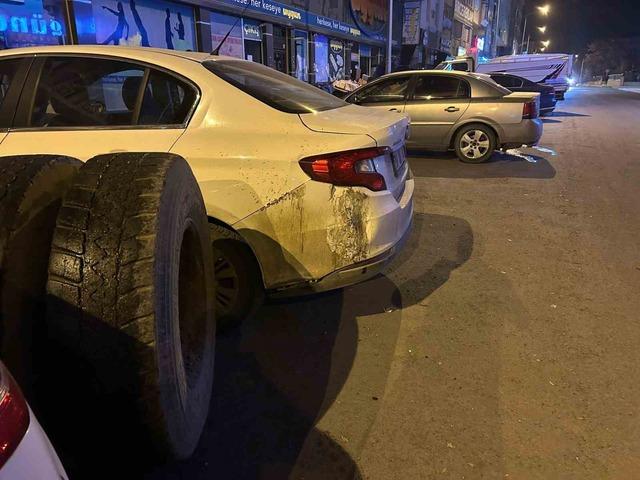 Kars&rsquo;ta seyir halindeki kamyonun tekeri koptu: Park halindeki ara&ccedil;lar zarar g&ouml;rd&uuml; 3