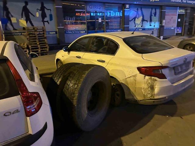 Kars&rsquo;ta seyir halindeki kamyonun tekeri koptu: Park halindeki ara&ccedil;lar zarar g&ouml;rd&uuml; 2