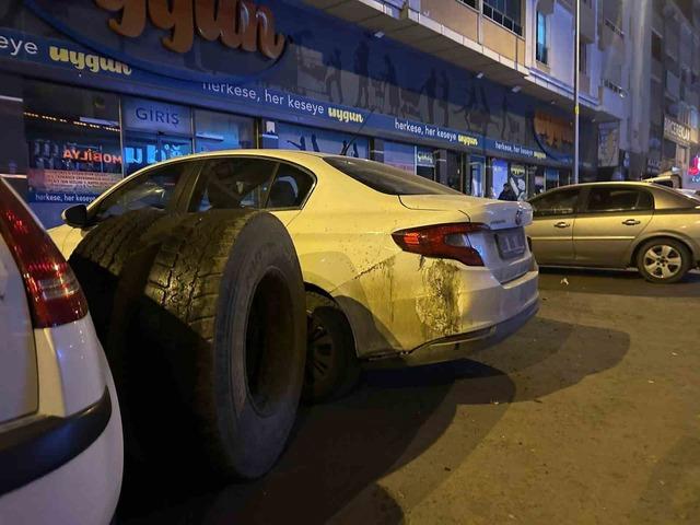 Kars&rsquo;ta seyir halindeki kamyonun tekeri koptu: Park halindeki ara&ccedil;lar zarar g&ouml;rd&uuml; 1