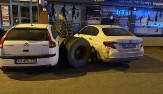 Kars&rsquo;ta seyir halindeki kamyonun tekeri koptu: Park halindeki ara&ccedil;lar zarar g&ouml;rd&uuml;