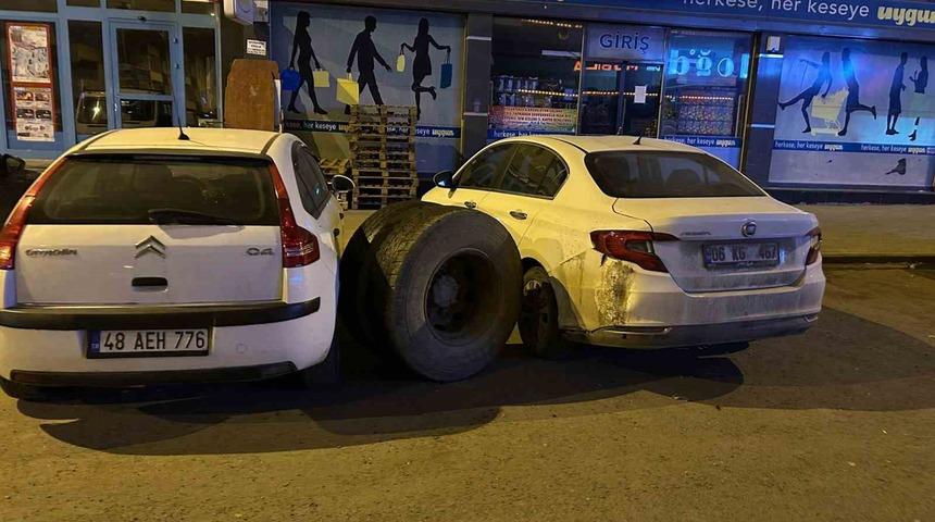 Kars&rsquo;ta seyir halindeki kamyonun tekeri koptu: Park halindeki ara&ccedil;lar zarar g&ouml;rd&uuml;