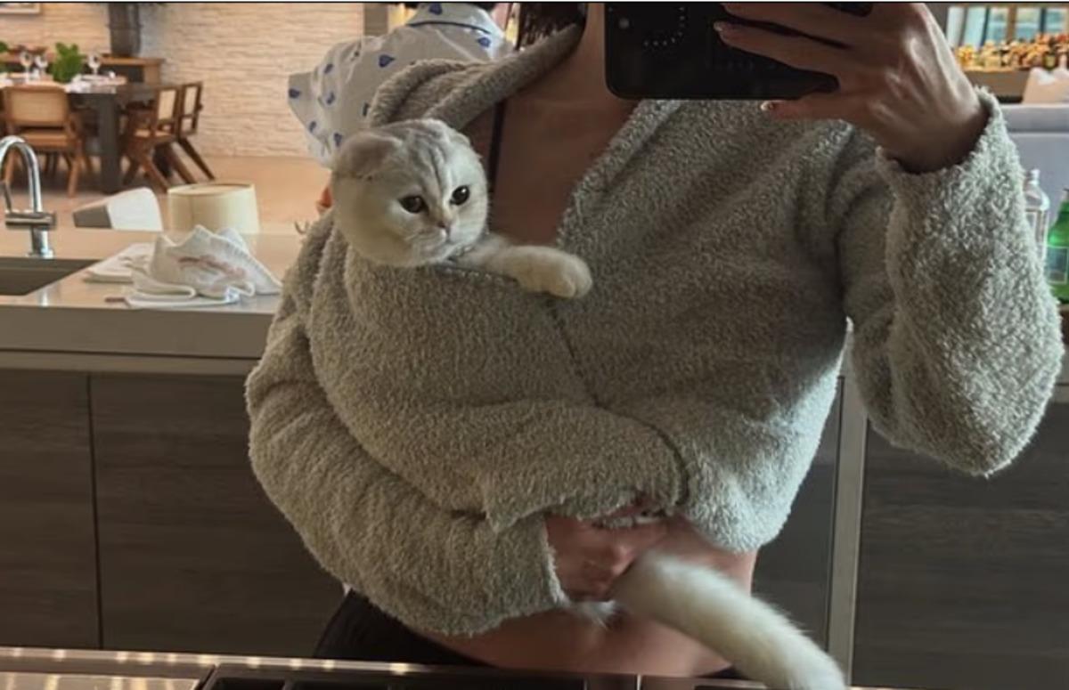 Kylie Jenner kedi paylaşımıyla tepki &ccedil;ekti! &ldquo;Evcil hayvanı aksesuar gibi kullanıyor&rdquo; 3