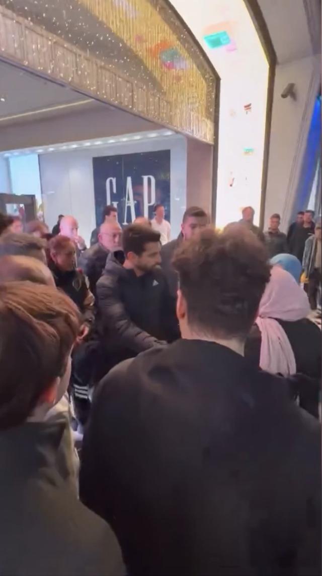 AVM de tekme ve yumruklarla birbirine girdiler! İstiklal Caddesi&rsquo;ni karıştıran kavgaya teyze yeğen birlikte girdi 5