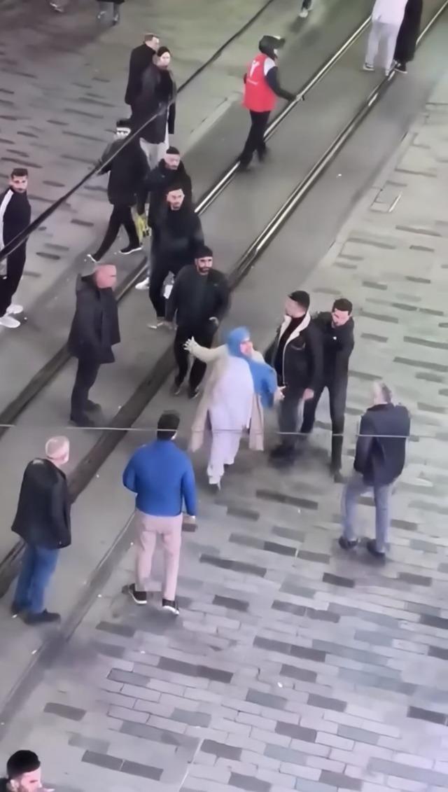AVM de tekme ve yumruklarla birbirine girdiler! İstiklal Caddesi&rsquo;ni karıştıran kavgaya teyze yeğen birlikte girdi 4
