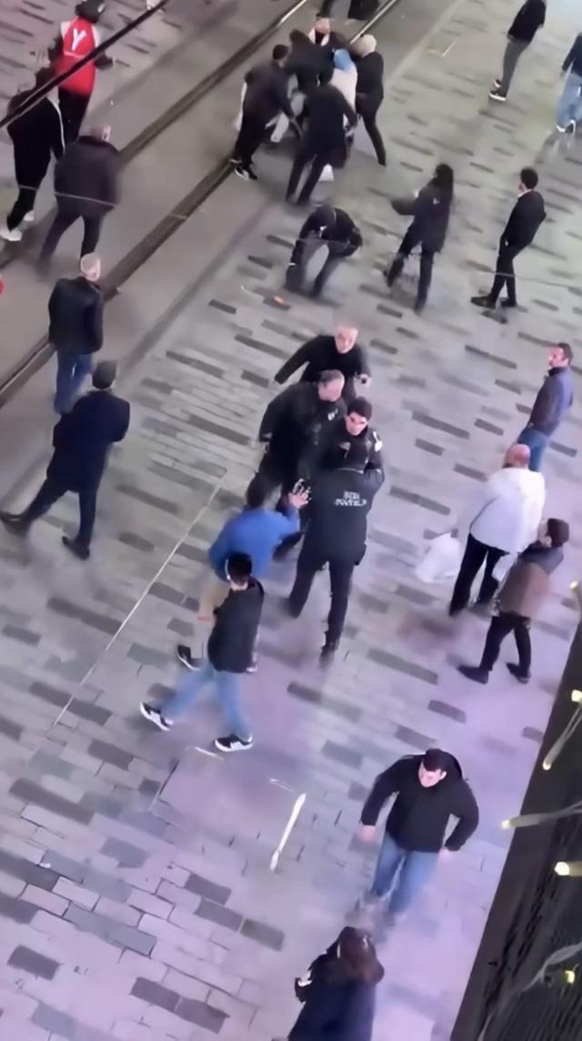 AVM de tekme ve yumruklarla birbirine girdiler! İstiklal Caddesi&rsquo;ni karıştıran kavgaya teyze yeğen birlikte girdi 3