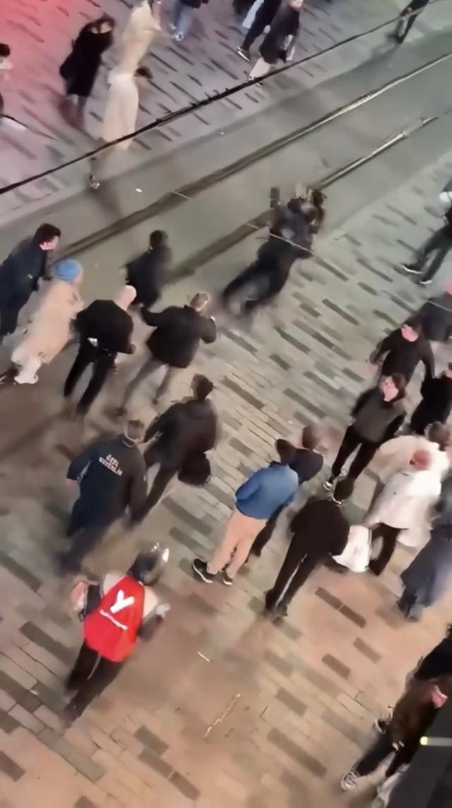 AVM de tekme ve yumruklarla birbirine girdiler! İstiklal Caddesi&rsquo;ni karıştıran kavgaya teyze yeğen birlikte girdi 2
