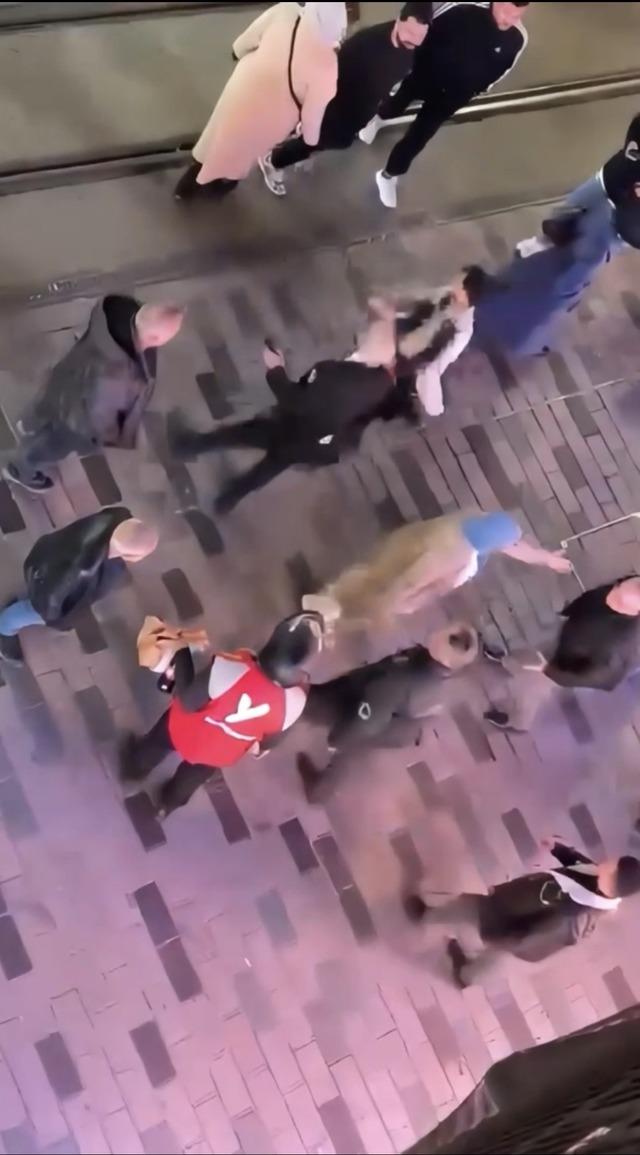 AVM de tekme ve yumruklarla birbirine girdiler! İstiklal Caddesi&rsquo;ni karıştıran kavgaya teyze yeğen birlikte girdi 1