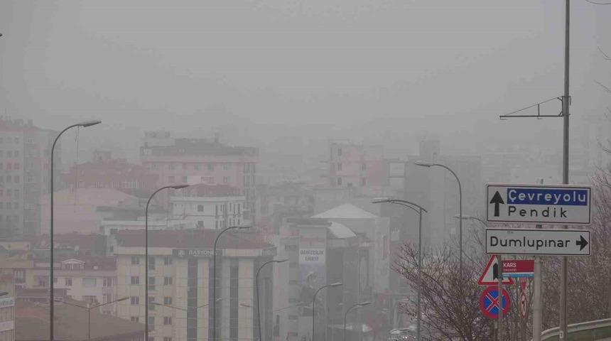 Anadolu Yakası&rsquo;nda yoğun sis etkili oldu: G&ouml;r&uuml;ş mesafesi d&uuml;şt&uuml;, s&uuml;r&uuml;c&uuml;ler zor anlar yaşadı