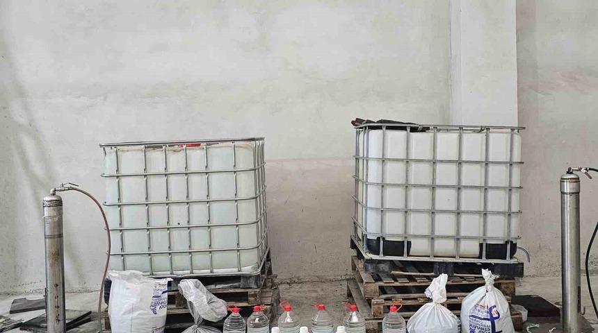 Adana&rsquo;da sahte alkol operasyonu: 1 ton etil alkol ele ge&ccedil;irildi