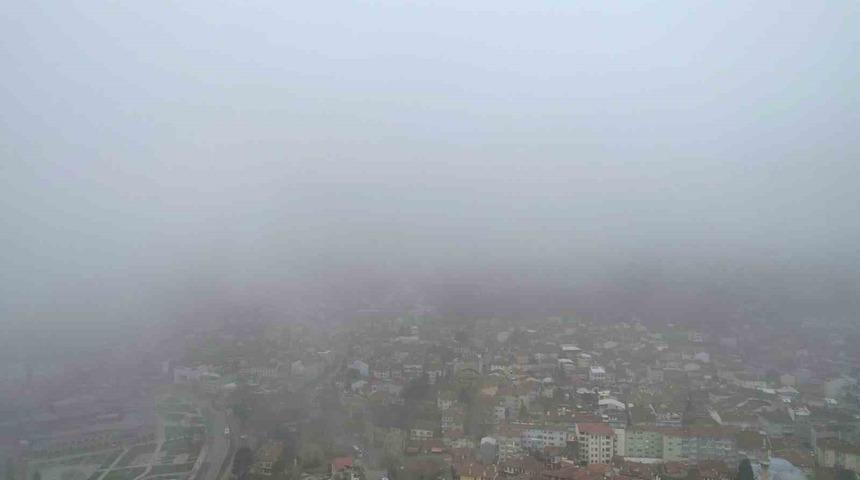Bursa&rsquo;da şehrin &uuml;zerine sis &ccedil;&ouml;kt&uuml;